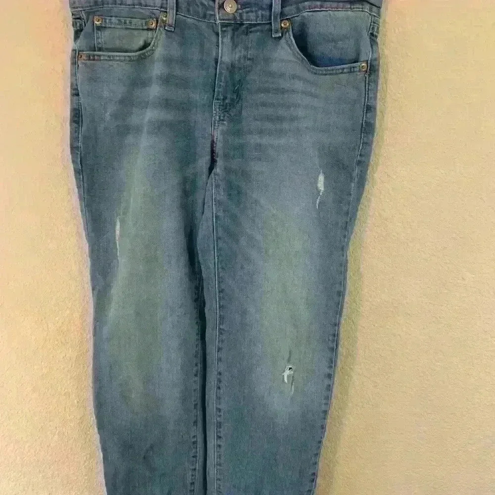 Levi's boyfriend jean sz 27 lowrise medium wash slight distressing casual comfy